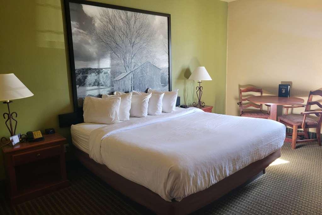 Super 8 By Wyndham Troy Hotel Room photo