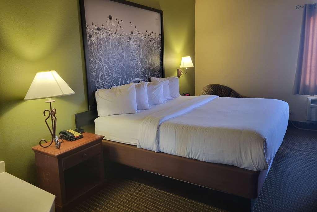 Super 8 By Wyndham Troy Hotel Room photo